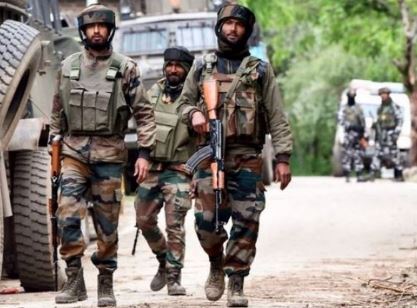 जम्मू-कश्मीर के बारामूला में मुठभेड़ जारी, दो आतंकवादी ढेर, दो सैन्यकर्मी घायल